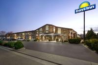 un edificio con un letrero de un día de posada delante de él en Days Inn by Wyndham Fort Collins, en Fort Collins