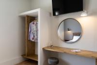 Telewizja i/lub zestaw kina domowego w obiekcie Amarie House with Sea View & Sunset View
