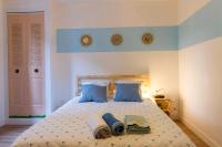 1 dormitorio con 1 cama con 2 toallas en Le Grand Appart&#39; proche commerces, en Flers