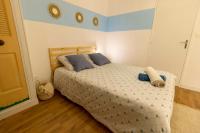 1 dormitorio con 1 cama con 2 almohadas en Le Grand Appart&#39; proche commerces, en Flers
