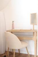 escritorio con silla y escritorio con espejo en Le Grand Appart&#39; proche commerces, en Flers