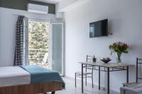 TV a/nebo společenská místnost v ubytování Christos Seaview Studios