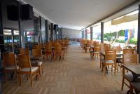 una fila di tavoli e sedie in un ristorante di Sunday Beach Hotel a Kusadası