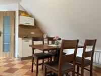 Kuchyňa alebo kuchynka v ubytovaní Apartmán Zelený dom 43