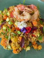 un piatto verde di cibo con gamberi e verdure di Hotel Espadarte a Iriri