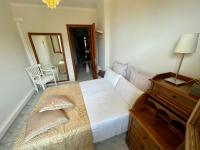 Łóżko lub łóżka w pokoju w obiekcie *****Villa de Món max. 8 Personen, Meerblick + Pool