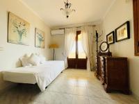 Łóżko lub łóżka w pokoju w obiekcie *****Villa de Món max. 8 Personen, Meerblick + Pool