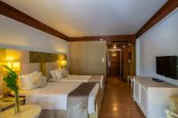 Televiisor ja/või meelelahutuskeskus majutusasutuses Best Western Premier Bangtao Beach Resort & Spa