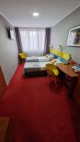 Televízia a/alebo spoločenská miestnosť v ubytovaní Carina Hotel