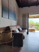 A seating area at Feluca Porto