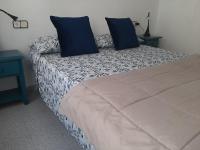 Posteľ alebo postele v izbe v ubytovaní AMAZING SUNNY FLAT WITH BALCONY POOL two MINS FROM THE BEACH