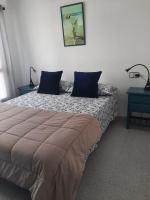 Posteľ alebo postele v izbe v ubytovaní AMAZING SUNNY FLAT WITH BALCONY POOL two MINS FROM THE BEACH