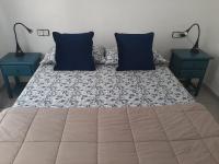 Posteľ alebo postele v izbe v ubytovaní AMAZING SUNNY FLAT WITH BALCONY POOL two MINS FROM THE BEACH