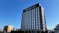 Un edificio con un cartel en la parte superior. en Hotel Route-Inn Ichinoseki Inter, en Ichinoseki