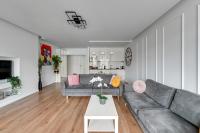 Ein Sitzbereich in der Unterkunft Waterlane Riverside - SPA, Pool, Gym &amp; Parking by Downtown Apartments