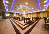 Un comedor con mesas y sillas. en Mela Verde, en Zakręt