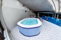 Bazén v ubytovaní Premium Apartment for Old Town & Jewish Quarter plus Pool alebo v jeho blízkosti