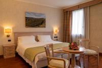 Łóżko lub łóżka w pokoju w obiekcie Hotel Roxy Plaza