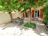 Ogród w obiekcie Appartement calme avec jardin privatif - 3 -
