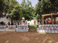 un parque con una valla con graffiti. en Maghrabi&#39;s Guest house, en Asuán