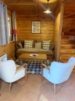 Część wypoczynkowa w obiekcie Chalet cosy au cœur du Dévoluy avec vue magnifique