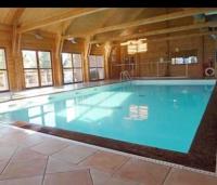 Basen w obiekcie Chalet cosy au cœur du Dévoluy avec vue magnifique lub w pobliżu