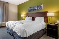 Sleep Inn & Suitesにあるベッド