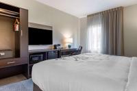 Sleep Inn & Suitesにあるベッド