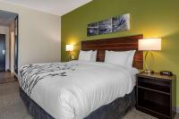 Sleep Inn & Suitesにあるベッド
