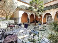 Reštaurácia alebo iné gastronomické zariadenie v ubytovaní Magnifique Riad avec patio extérieur