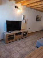Televízia a/alebo spoločenská miestnosť v ubytovaní Astradeni luxury apartments Kratir