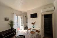 Telewizja i/lub zestaw kina domowego w obiekcie 30m Studio in the heart of old Antibes wifi air conditioning