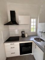 Kuchnia lub aneks kuchenny w obiekcie 30m Studio in the heart of old Antibes wifi air conditioning