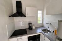 Kuchnia lub aneks kuchenny w obiekcie 30m Studio in the heart of old Antibes wifi air conditioning