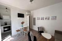 Kuchnia lub aneks kuchenny w obiekcie 30m Studio in the heart of old Antibes wifi air conditioning