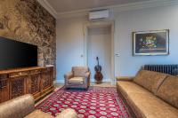 Televízia a/alebo spoločenská miestnosť v ubytovaní Plaza View Luxury Apartment, Alba