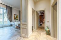 Posedenie v ubytovaní Plaza View Luxury Apartment, Alba