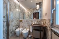 Kúpeľňa v ubytovaní Plaza View Luxury Apartment, Alba