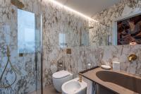 Kúpeľňa v ubytovaní Plaza View Luxury Apartment, Alba
