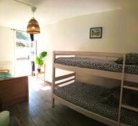 Uma ou mais camas em beliche em um quarto em R&eacute;sidence du parc des Tilleuls de Lyon 82 m2 Pkg free