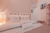 Łóżko lub łóżka w pokoju w obiekcie Approdo Rooms - Eja Sardinia