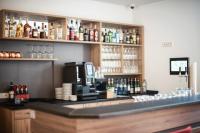 um bar com uma cafeteira no balcão em Hotel Kupferzell em Kupferzell