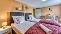 Posteľ alebo postele v izbe v ubytovaní Maja Pokoje z Widokiem kameralna agroturystyka na Pogórzu Izerskim z sauną i jacuzzi