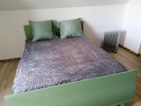 Posteľ alebo postele v izbe v ubytovaní Chambre parentale chez l'habitant