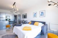 Kuchnia lub aneks kuchenny w obiekcie RARE! Exquisite 2-bd Apartment Facing the Sea