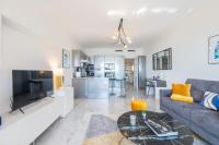 Kuchnia lub aneks kuchenny w obiekcie RARE! Exquisite 2-bd Apartment Facing the Sea