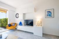 Telewizja i/lub zestaw kina domowego w obiekcie RARE! Exquisite 2-bd Apartment Facing the Sea