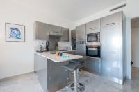 Kuchnia lub aneks kuchenny w obiekcie RARE! Exquisite 2-bd Apartment Facing the Sea