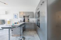 Kuchnia lub aneks kuchenny w obiekcie RARE! Exquisite 2-bd Apartment Facing the Sea