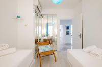 Łóżko lub łóżka w pokoju w obiekcie RARE! Exquisite 2-bd Apartment Facing the Sea
